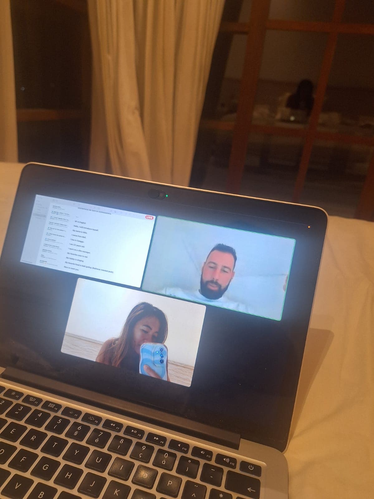 Écran d'ordinateur portable affichant un appel vidéo entre deux personnes et un document texte.